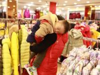 图片故事：“袋鼠妈妈”携子返乡路