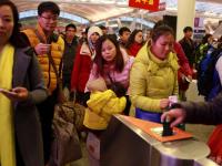 图片故事：“袋鼠妈妈”携子返乡路