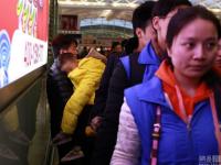 图片故事：“袋鼠妈妈”携子返乡路