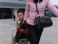 图片故事：“袋鼠妈妈”携子返乡路