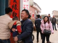 图片故事：“袋鼠妈妈”携子返乡路