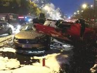 杭州一法拉利跑车空中翻转砸中大众轿车