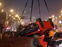 杭州一法拉利跑车空中翻转砸中大众轿车
