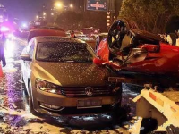 杭州一法拉利跑车空中翻转砸中大众轿车