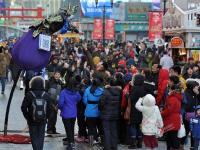 沈阳街头现“人肉弹球”送钱 市民冒严寒围抢