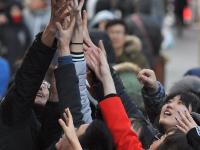 沈阳街头现“人肉弹球”送钱 市民冒严寒围抢