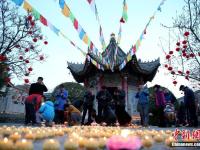 西安广仁寺点亮十万酥油灯祈福新春