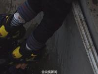 50岁大妈跳水救男孩 事后悄悄离开
