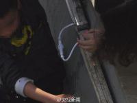 50岁大妈跳水救男孩 事后悄悄离开