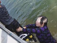 50岁大妈跳水救男孩 事后悄悄离开