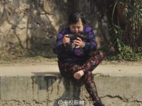 50岁大妈跳水救男孩 事后悄悄离开