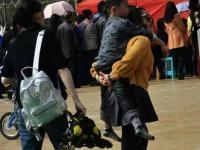 50岁大妈跳水救男孩 事后悄悄离开