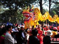 昆明市民扎堆赶400年历史庙会