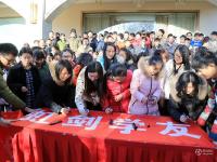 河南男子11年花费近千万 资助397名大学生