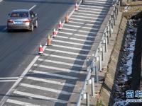 组图：春运期间60公里高速路每天清垃圾逾20吨