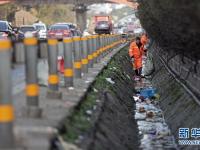 组图：春运期间60公里高速路每天清垃圾逾20吨