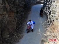 图片故事：太行山区接种医生