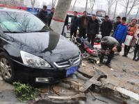 郑州一轿车冲上路台 数辆电动车遭殃