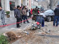 郑州一轿车冲上路台 数辆电动车遭殃