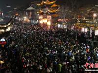 南京数十万人观秦淮灯会 人潮汹涌场面壮观