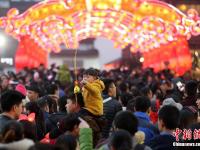 南京数十万人观秦淮灯会 人潮汹涌场面壮观