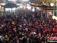 南京数十万人观秦淮灯会 人潮汹涌场面壮观