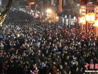 南京数十万人观秦淮灯会 人潮汹涌场面壮观