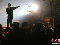 南京数十万人观秦淮灯会 人潮汹涌场面壮观