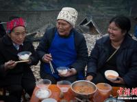 贵州苗寨被烧 村民在废墟上共度元宵