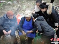 贵州苗寨被烧 村民在废墟上共度元宵