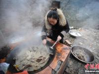 贵州苗寨被烧 村民在废墟上共度元宵