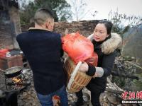 贵州苗寨被烧 村民在废墟上共度元宵