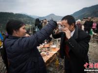 贵州苗寨被烧 村民在废墟上共度元宵