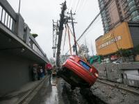 杭州施工挖路未设警示牌 轿车侧翻掉沟里