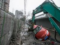 杭州施工挖路未设警示牌 轿车侧翻掉沟里