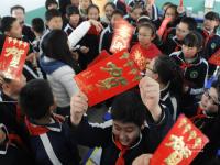 济南小学生上演现实版抢红包 送鼓励话语