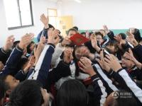 济南小学生上演现实版抢红包 送鼓励话语