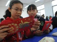 济南小学生上演现实版抢红包 送鼓励话语
