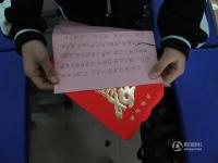 济南小学生上演现实版抢红包 送鼓励话语