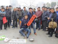 安徽残疾小伙用脚写祝福送返城旅客获点赞