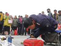 安徽残疾小伙用脚写祝福送返城旅客获点赞