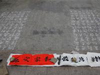 安徽残疾小伙用脚写祝福送返城旅客获点赞