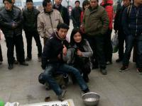 安徽残疾小伙用脚写祝福送返城旅客获点赞