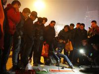 安徽残疾小伙用脚写祝福送返城旅客获点赞