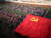 重庆一中学开学典礼传递巨幅党旗