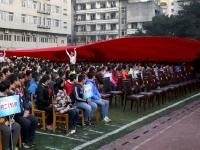 重庆一中学开学典礼传递巨幅党旗