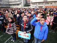 重庆一中学开学典礼传递巨幅党旗