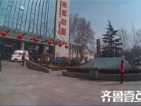 3岁孩子突发急症昏厥 家长下跪拦警车