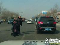 3岁孩子突发急症昏厥 家长下跪拦警车