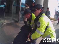 3岁孩子突发急症昏厥 家长下跪拦警车